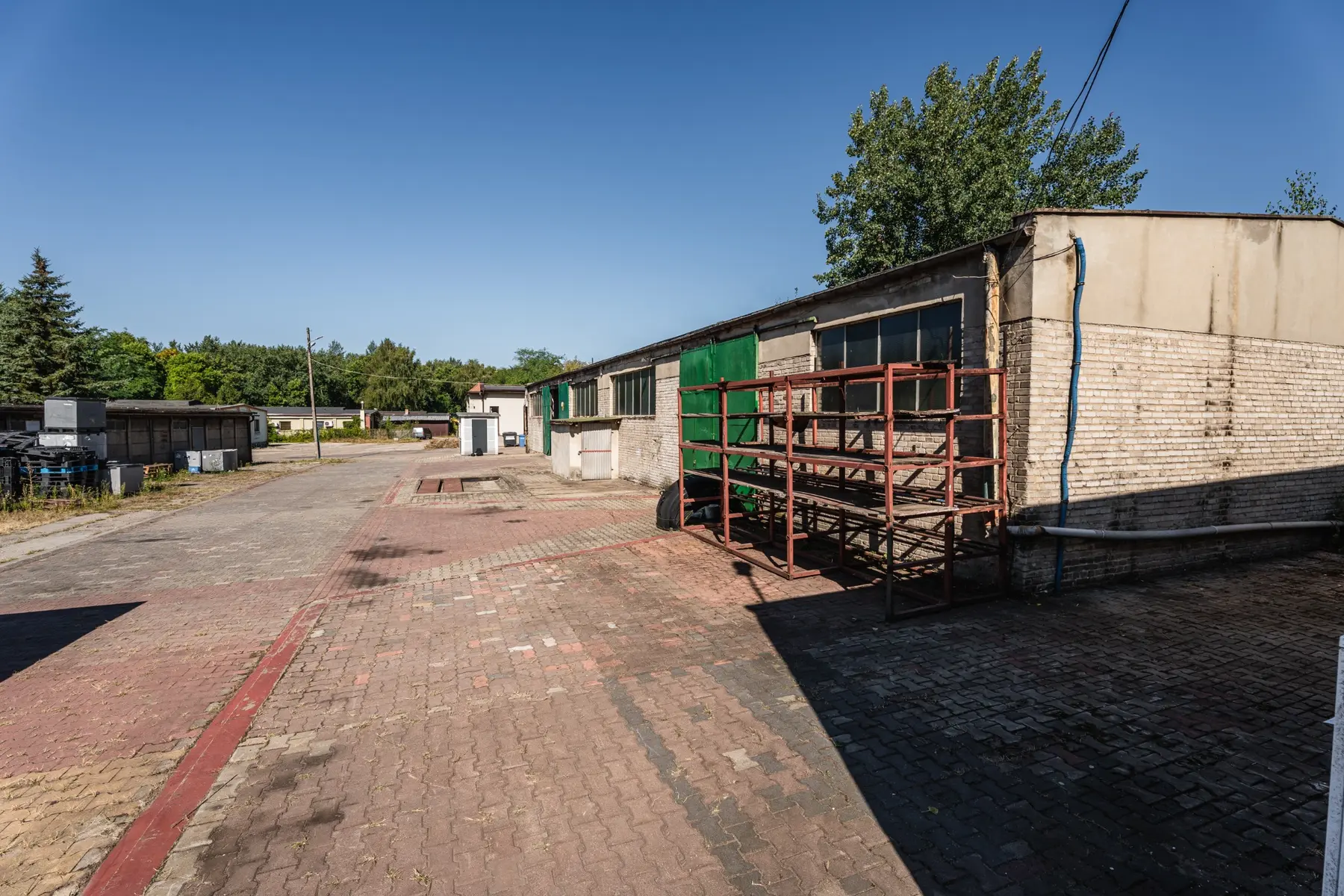 Utwardzony plac pomiędzy zabudowaniami